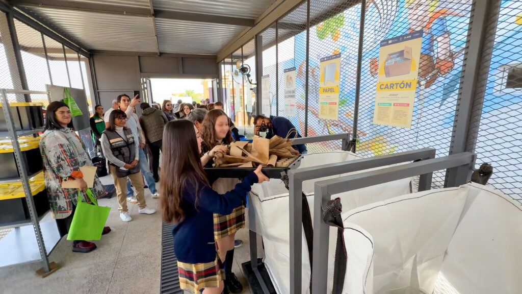 Estudiantes de la Escuela Secundaria Foránea #62 depositan residuos de cartón en el Punto Verde Metropolitano de Zapotlanejo.